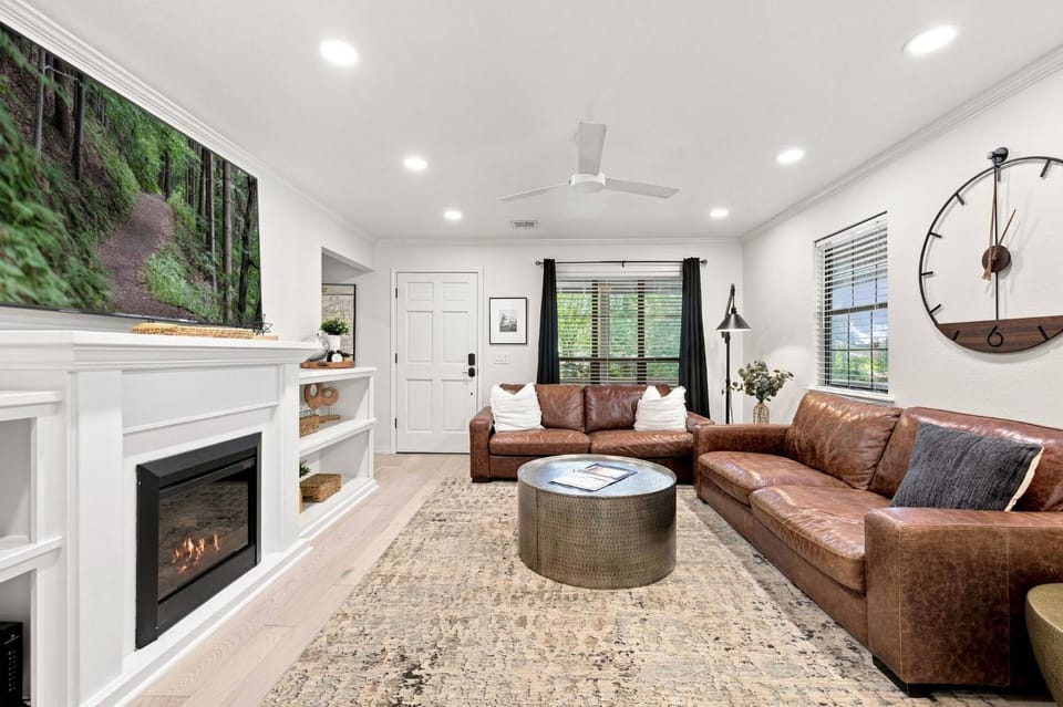 TV and multimedia, Living room, Seating area, fireplace