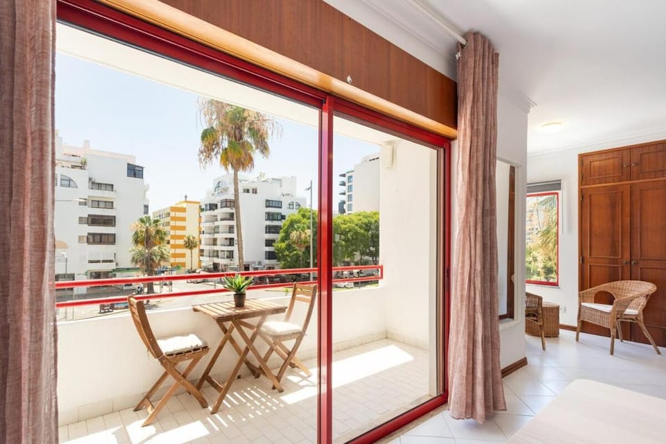 SunnyQuarters WalktoBeach 2BR AC Apartment in Quarteira