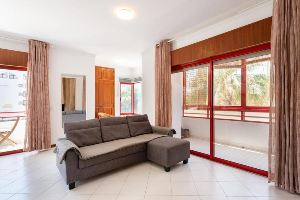 SunnyQuarters WalktoBeach 2BR AC Apartment in Quarteira