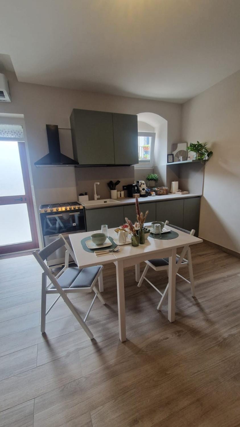 Kitchen or kitchenette, Dining area