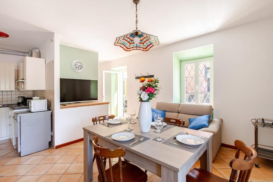 TV and multimedia, Living room, Dining area