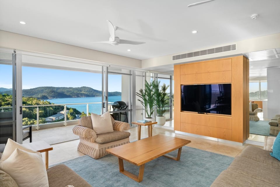 Natural landscape, TV and multimedia, Living room, Seating area, Sea view