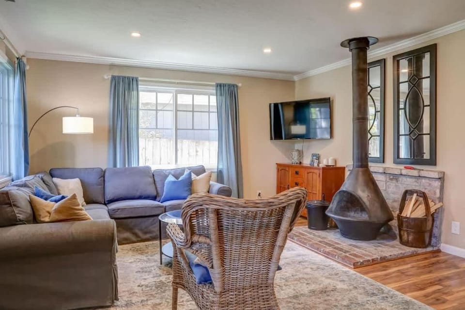 Spruce Beach Cottage - Walk to beach House in Aptos