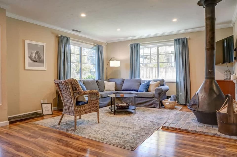 Spruce Beach Cottage - Walk to beach House in Aptos