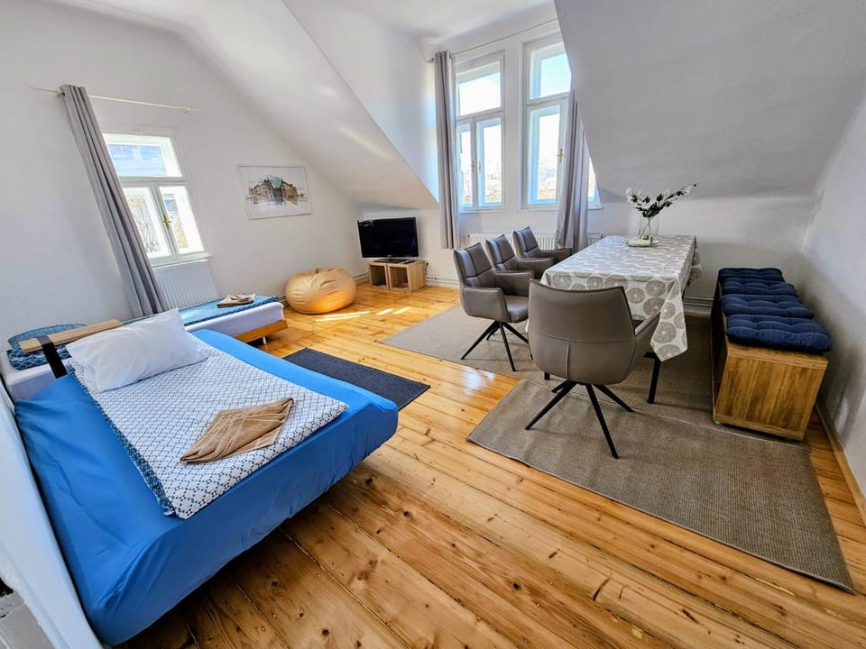 Bed, TV and multimedia, Living room, Seating area, Dining area