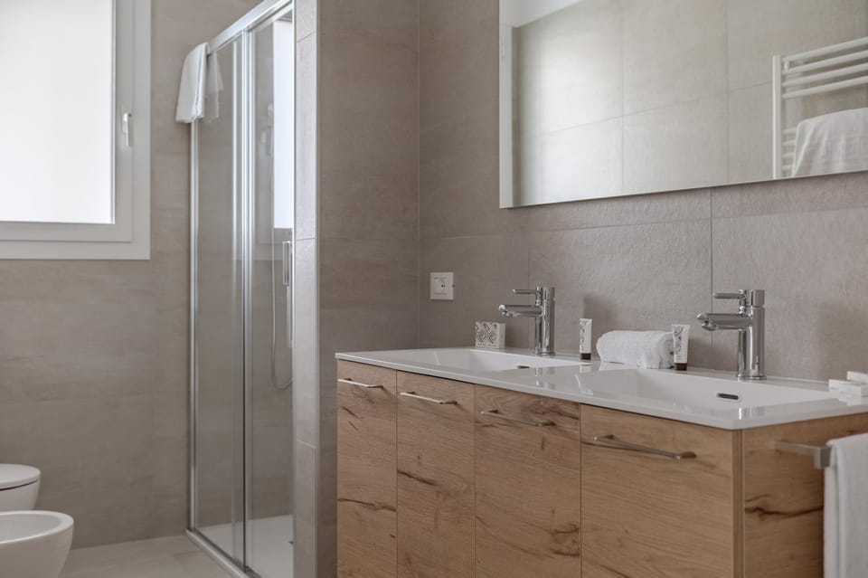 Shower, Toilet, Bathroom, towels