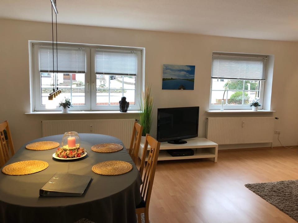 TV and multimedia, Living room, Seating area, Dining area