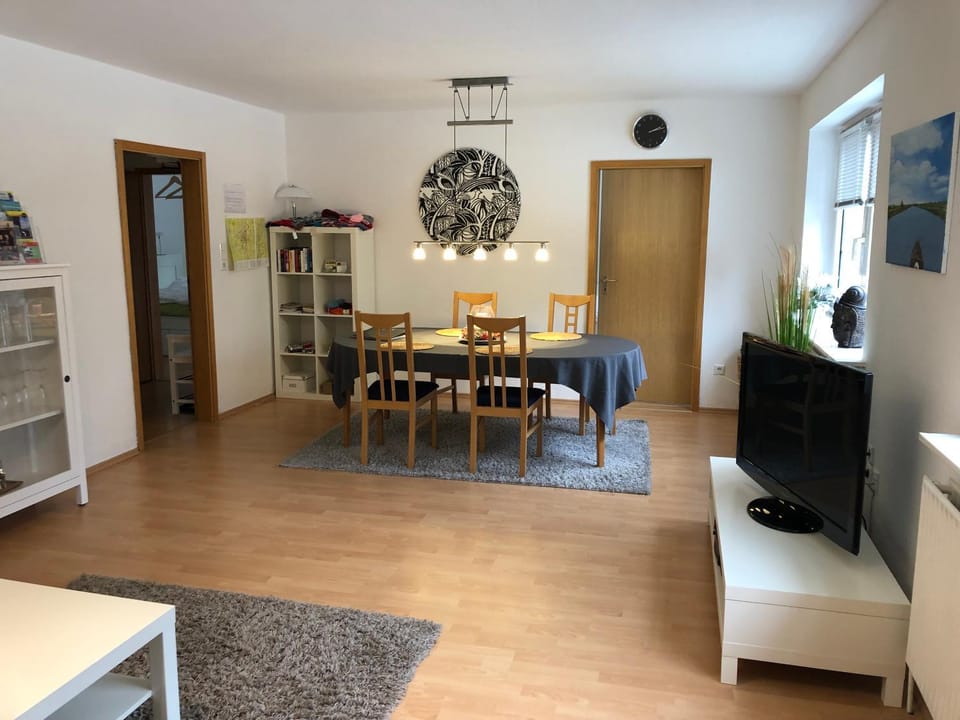 TV and multimedia, Living room, Seating area, Dining area