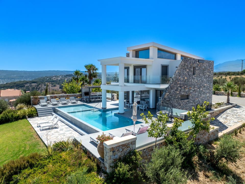 Property building, Day, Natural landscape, Mountain view, Pool view, Swimming pool, Swimming pool, sunbed