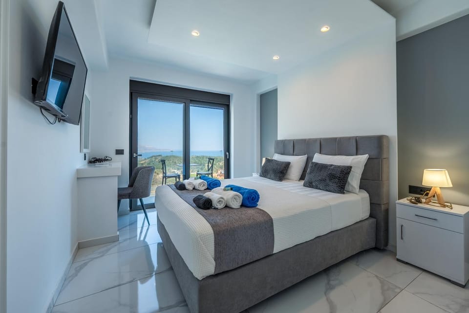 Bed, Natural landscape, TV and multimedia, Photo of the whole room, Bedroom, towels