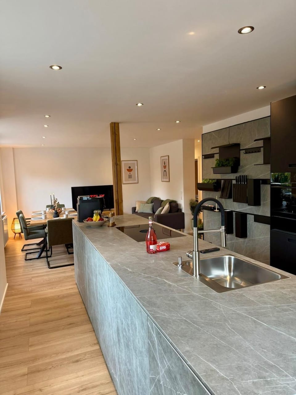 TV and multimedia, Kitchen or kitchenette, Living room, Seating area, Dining area, oven, stove