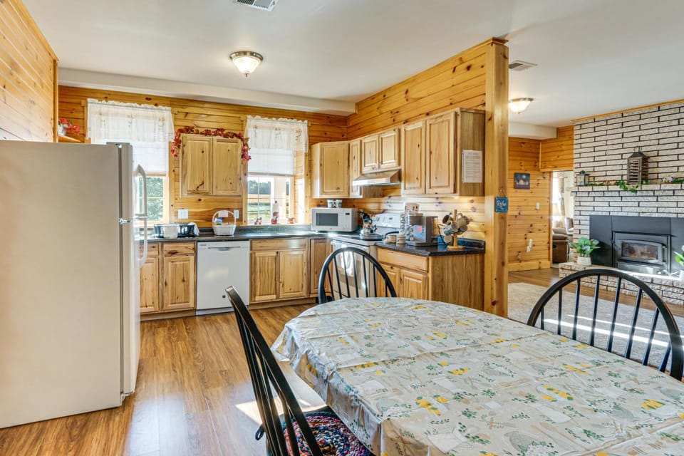 5,000 Sq Ft Antebellum Farmhouse 3 Mi to Antietam! House in Shenandoah Valley