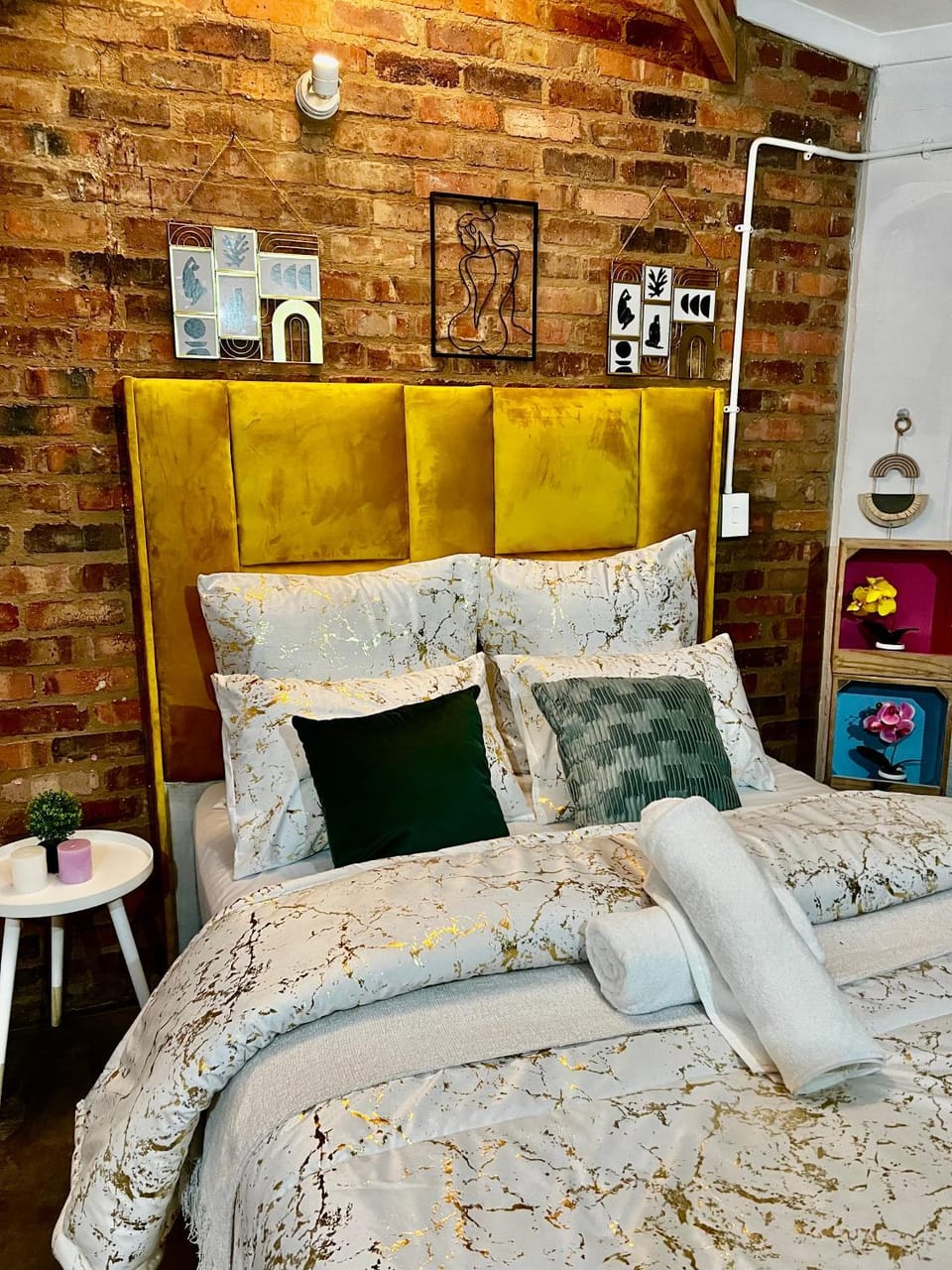 Bed, Seating area, Bedroom