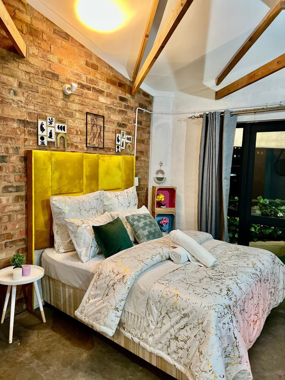 Bed, Seating area, Bedroom, Swimming pool