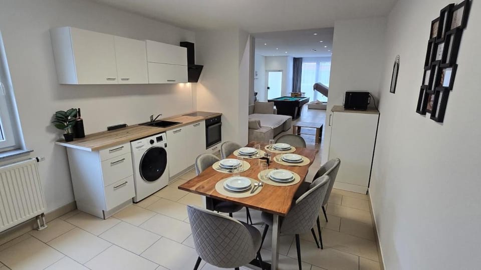 Coffee/tea facilities, Kitchen or kitchenette, Dining area, dishwasher, washing machine, dryer