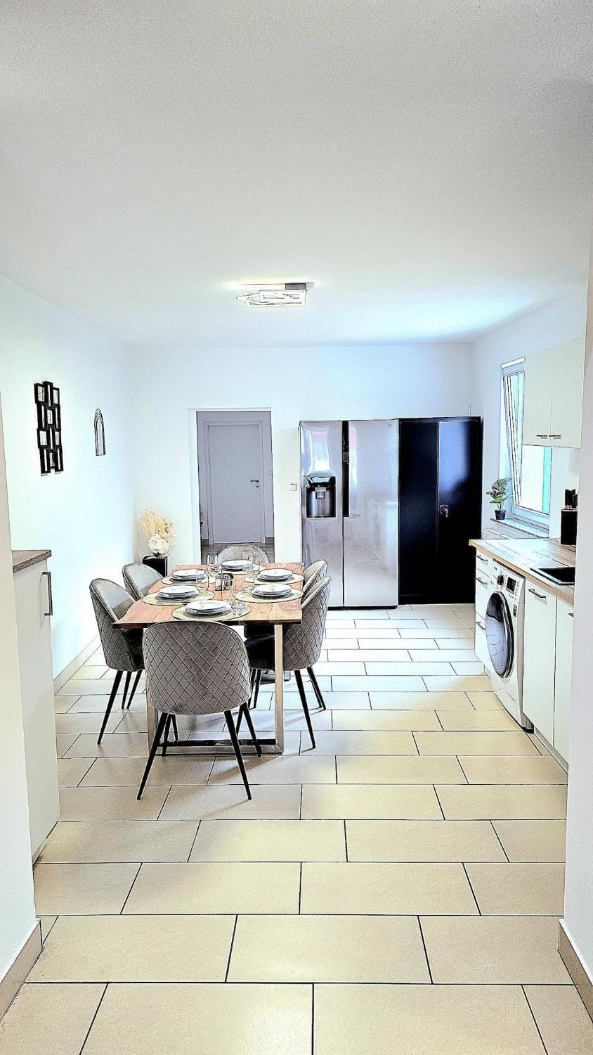 Kitchen or kitchenette, Dining area