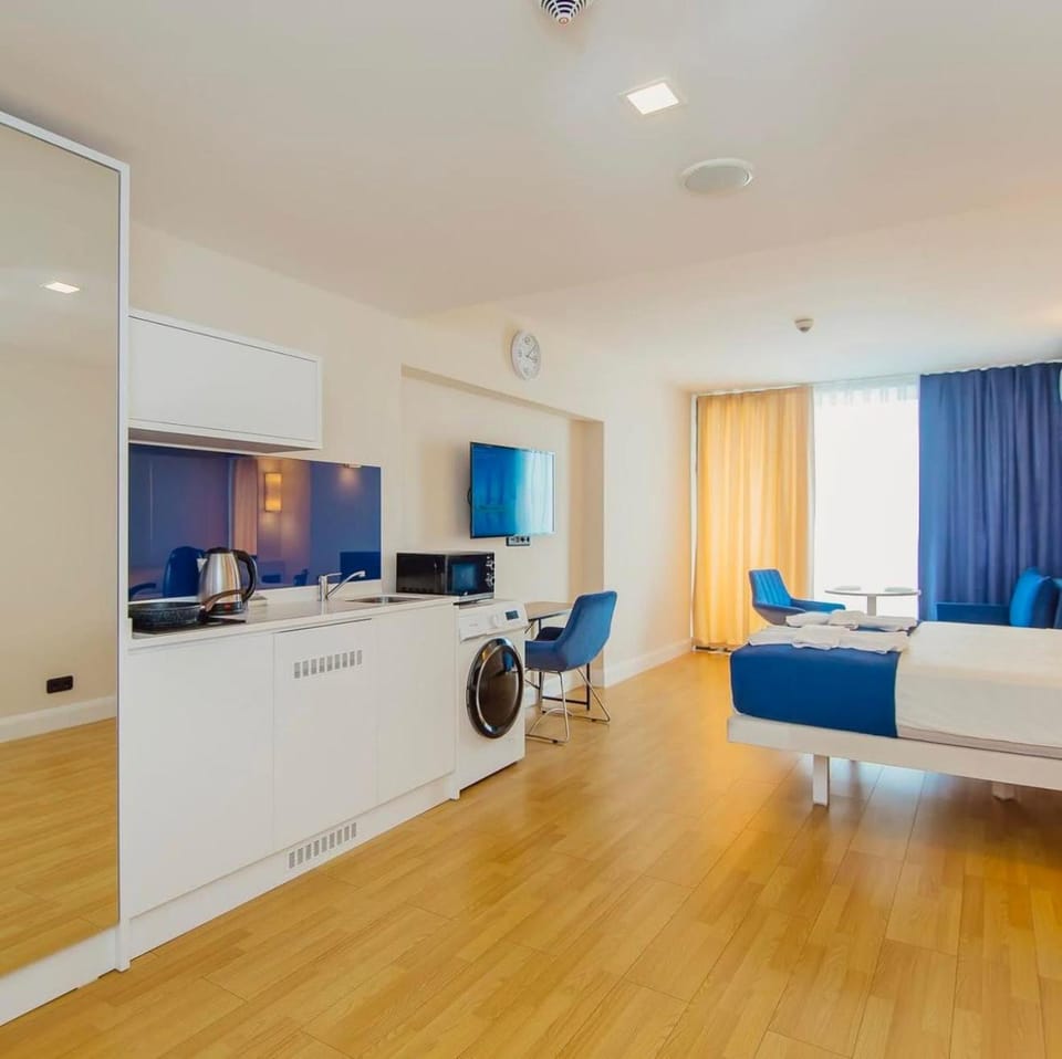 Communal lounge/ TV room, Bed, TV and multimedia, Living room, Photo of the whole room, Seating area, Evening entertainment, Bedroom, fireplace, towels, washing machine, dryer, air conditioner