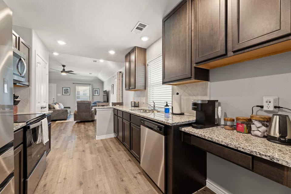 Stylish 2BR -Fenced Yard, Pet Friendly, Near AT & T Stadium House in Fort Worth