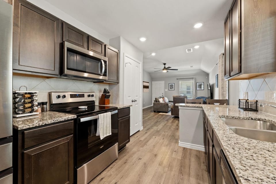 Stylish 2BR -Fenced Yard, Pet Friendly, Near AT & T Stadium House in Fort Worth