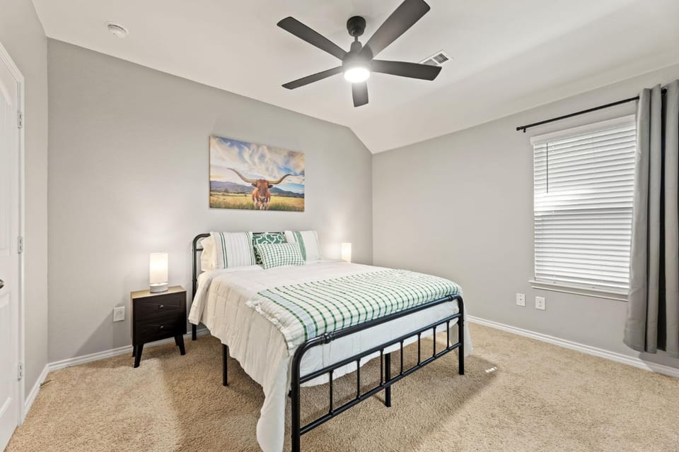 Stylish 2BR -Fenced Yard, Pet Friendly, Near AT & T Stadium House in Fort Worth