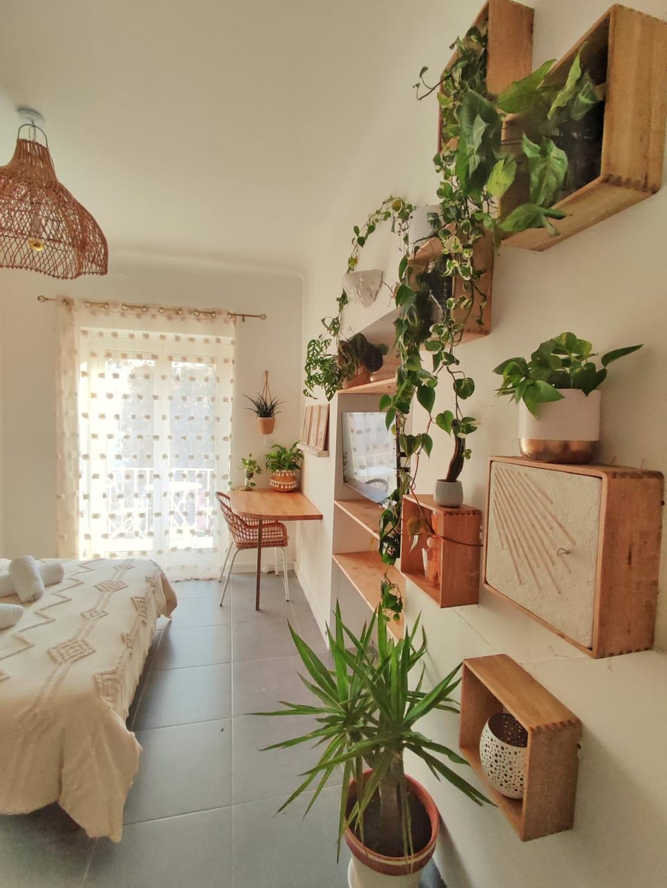 Bed, Living room, Photo of the whole room, Decorative detail, Seating area, Bedroom