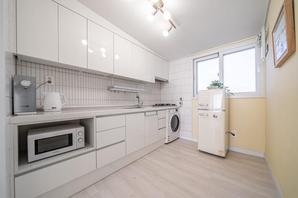 Kitchen or kitchenette, stove, washing machine