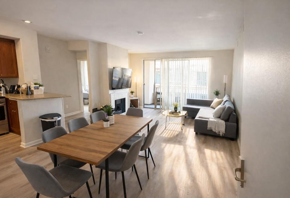 Bed, Living room, Seating area, Dining area, Bedroom