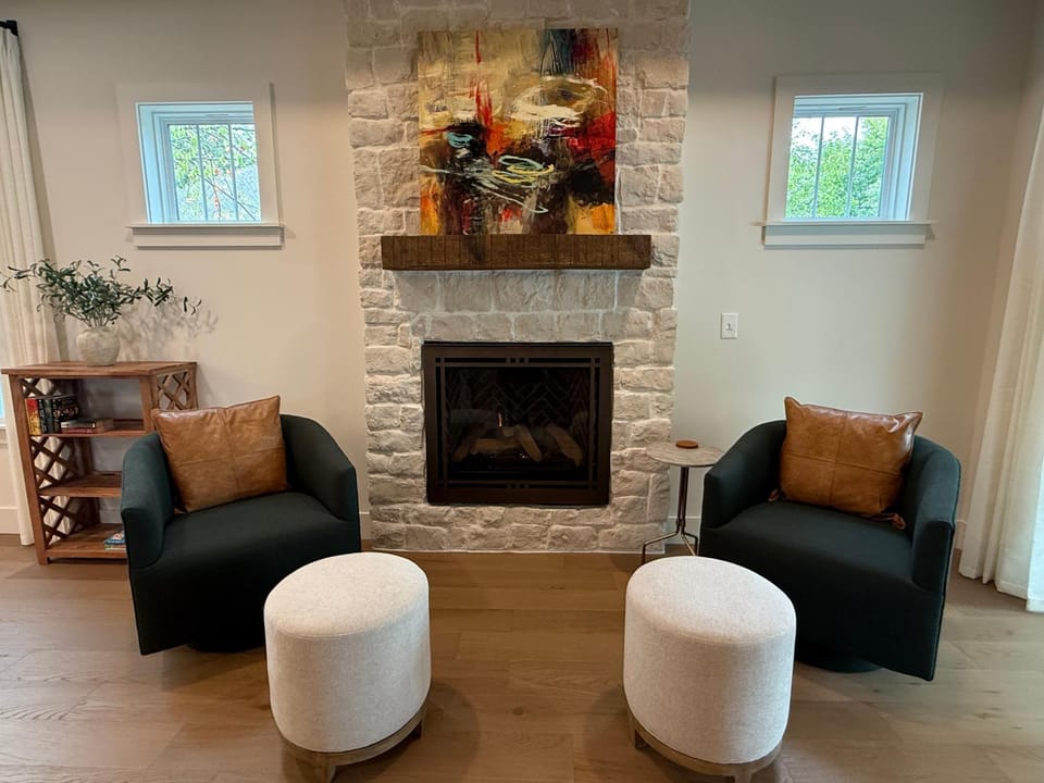Seating area, fireplace