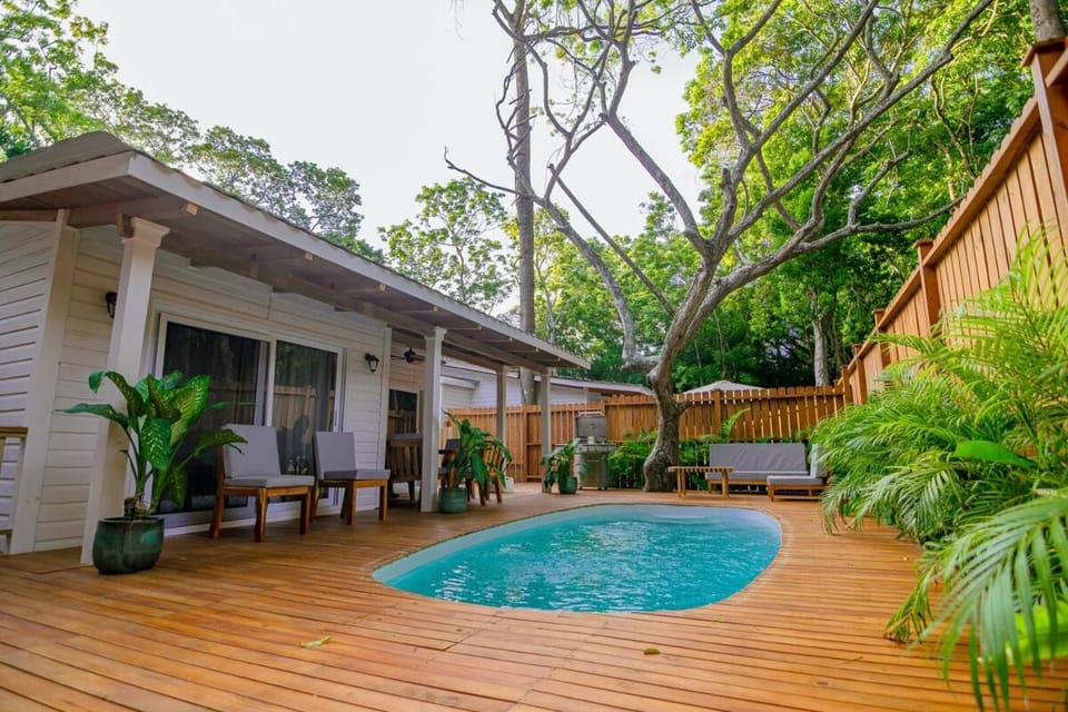Villa with Pool 5 min beach, close 2 WestBay House in West End
