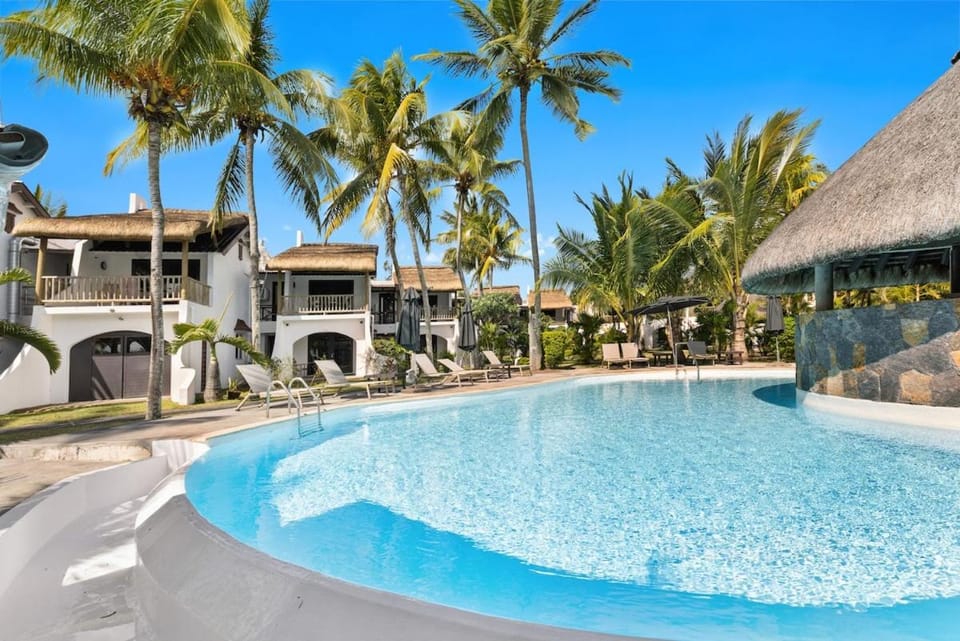 Pool view, Swimming pool, sunbed