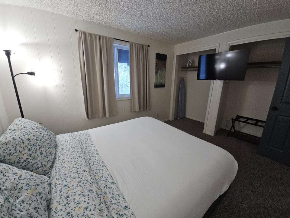 Newly Remodeled 3 Bedroom - Bright & Centrally Located Stay Apartment in Fairbanks