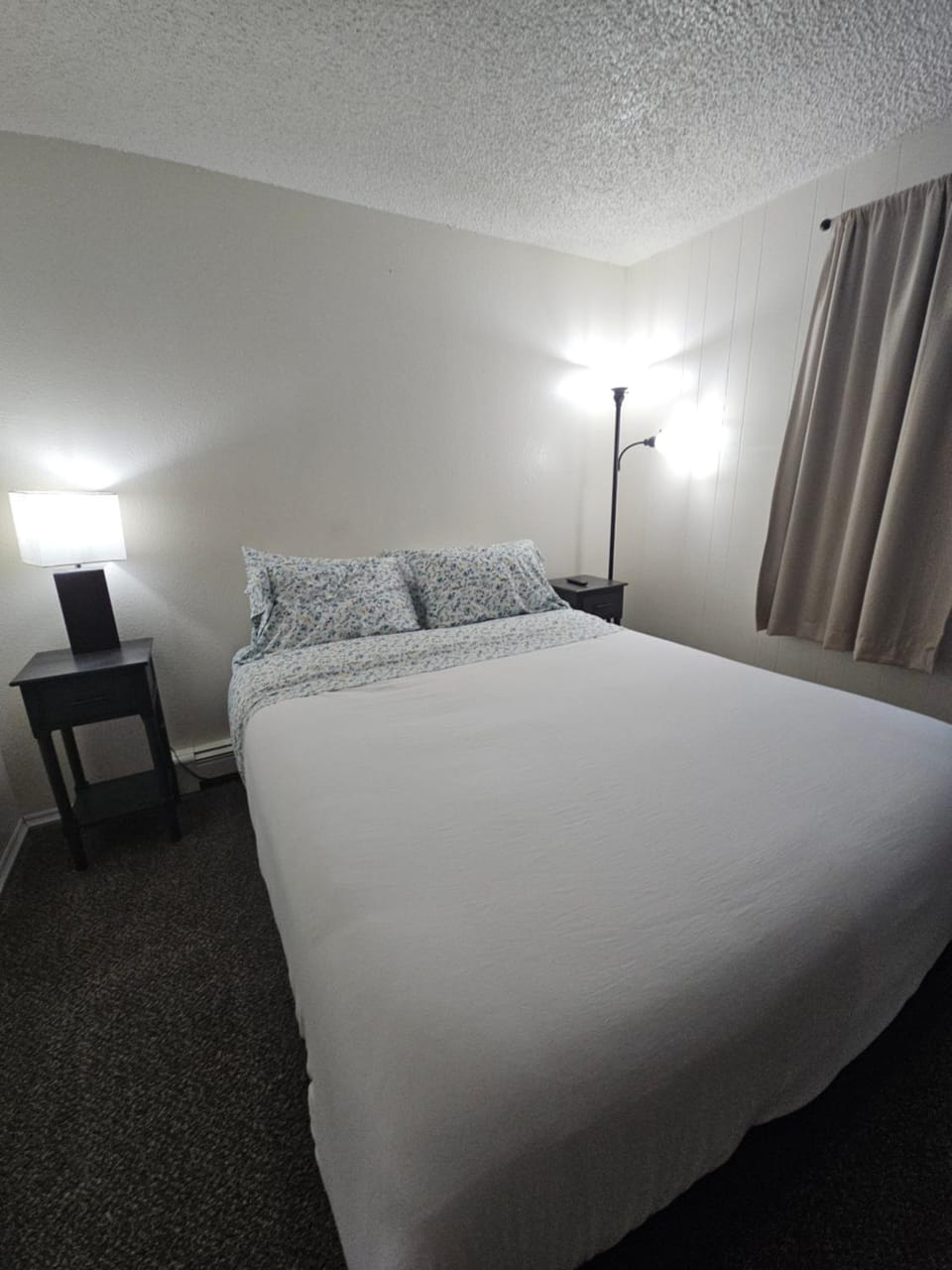 Newly Remodeled 3 Bedroom - Bright & Centrally Located Stay Apartment in Fairbanks