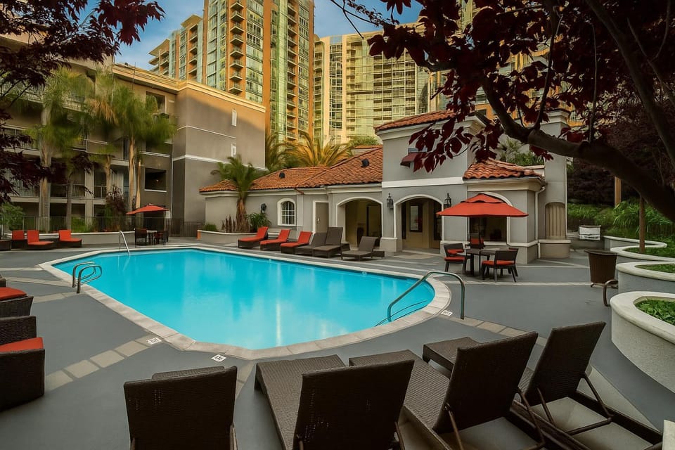 Property building, Patio, Day, Pool view, Swimming pool, sunbed