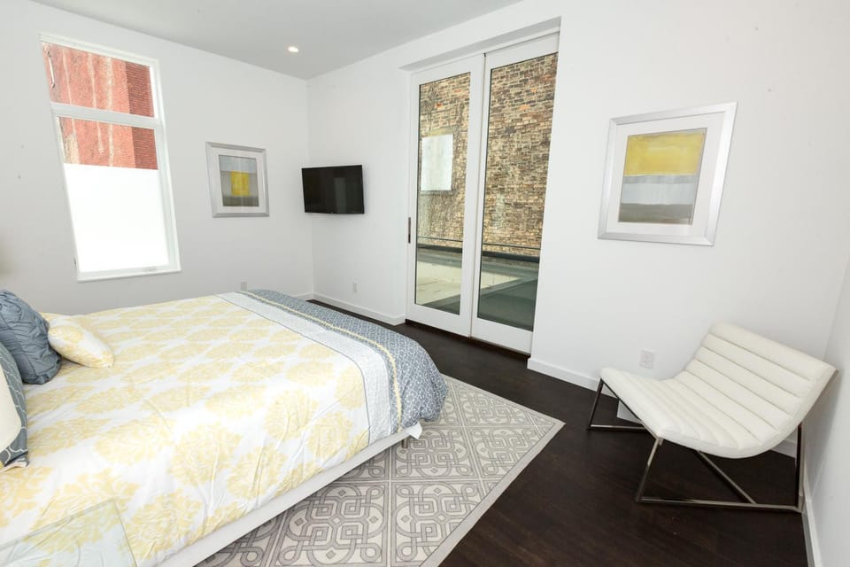 Photo of the whole room, Bedroom