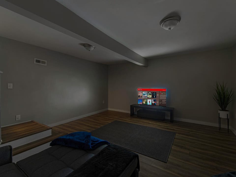 4 Bedroom Home with Hot Tub, Corn hole, & Smart TV! Minutes to Uptown, Airport, Dining and Entertainment - House in Charlotte