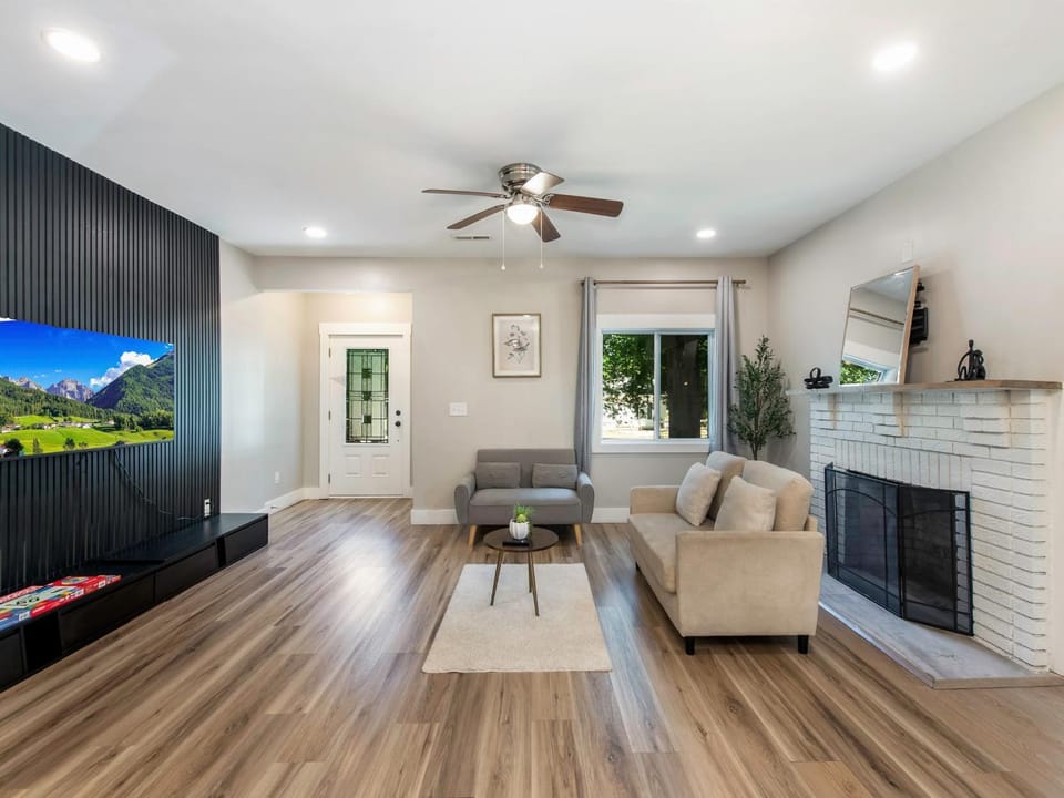 4 Bedroom Home with Hot Tub, Corn hole, & Smart TV! Minutes to Uptown, Airport, Dining and Entertainment - House in Charlotte