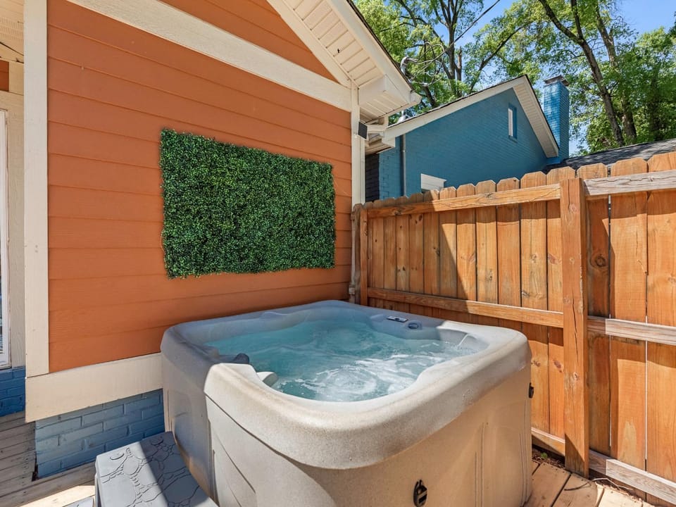 4 Bedroom Home with Hot Tub, Corn hole, & Smart TV! Minutes to Uptown, Airport, Dining and Entertainment - House in Charlotte