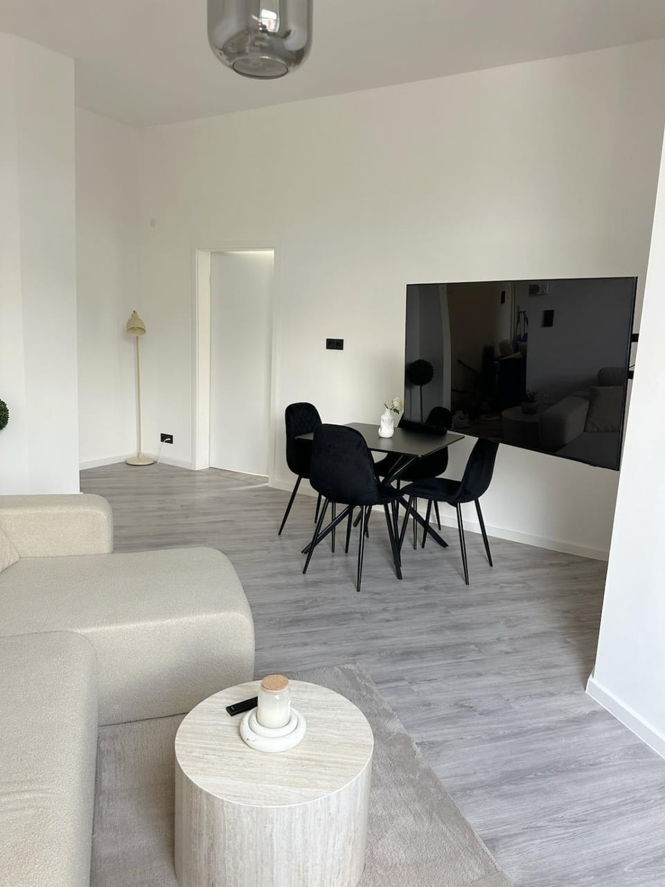 Photo of the whole room, Seating area