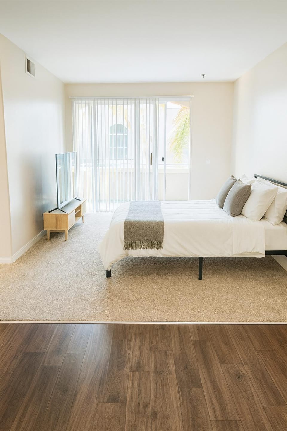 Bed, TV and multimedia, Living room, Seating area