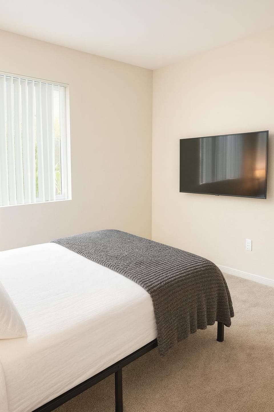 Bed, TV and multimedia, Photo of the whole room, Bedroom