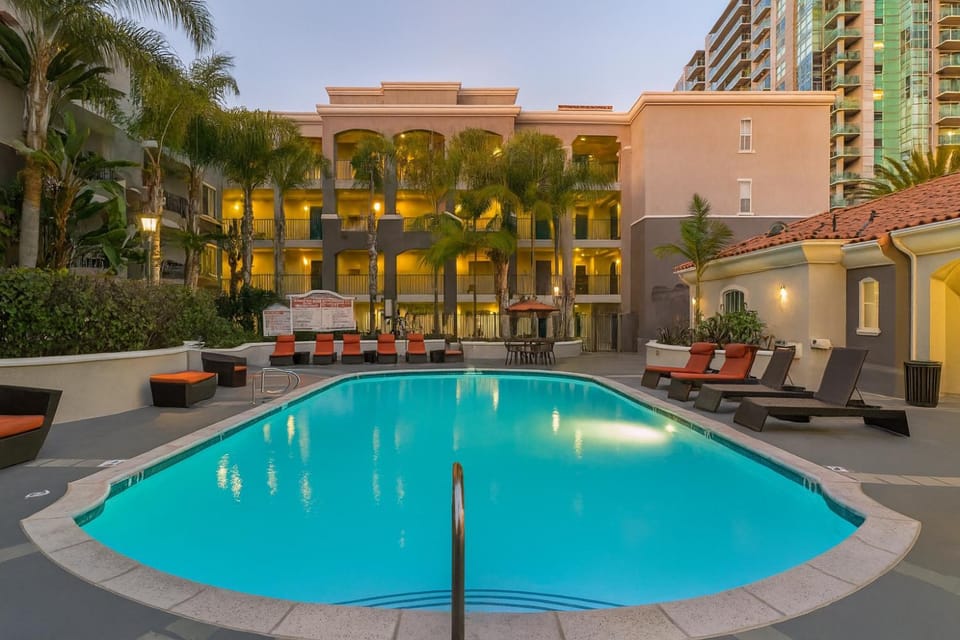 Property building, Patio, Day, Pool view, Swimming pool, sunbed