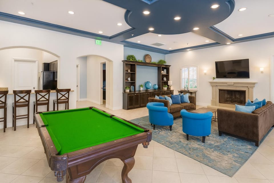 Communal lounge/ TV room, Billiard, Game Room, TV and multimedia, Seating area, Evening entertainment