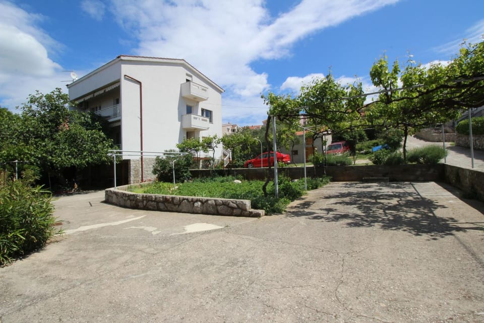 Location, children, Family