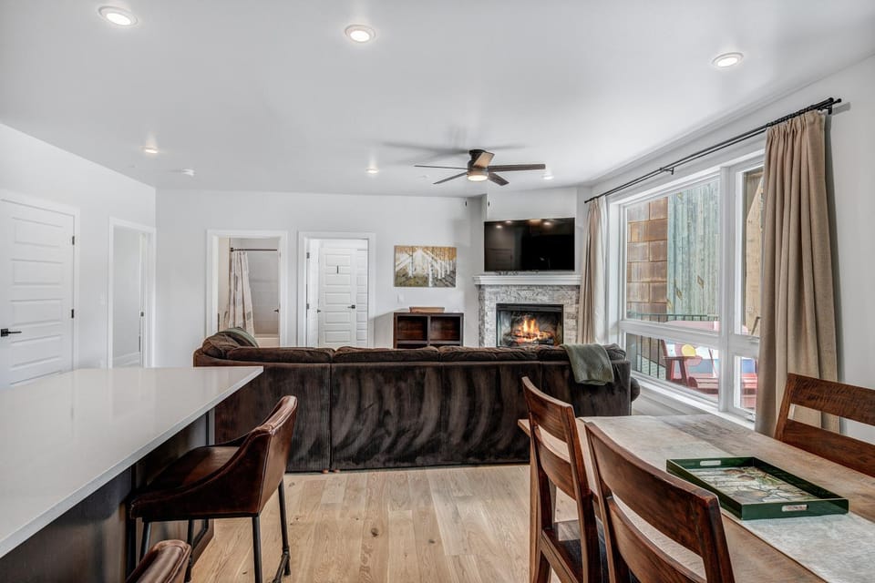 Spacious and Luxurious 2BR Condo - Kids Ski Free condo Apartment in Keystone