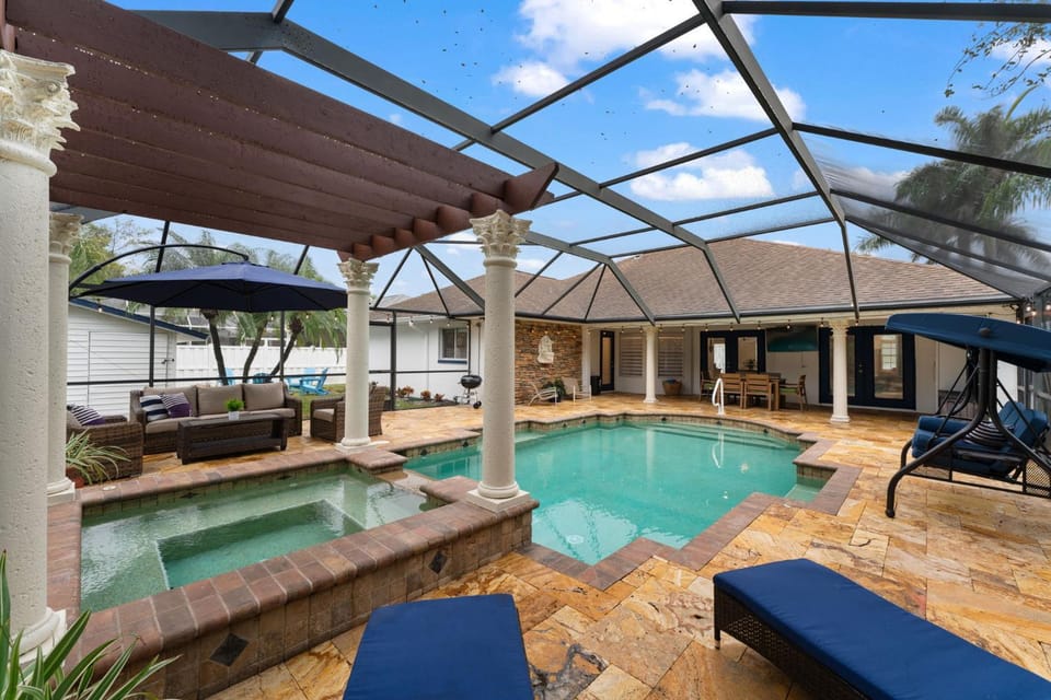 Blue Oasis, The Perfect Getaway with Heated Pool House in North Naples