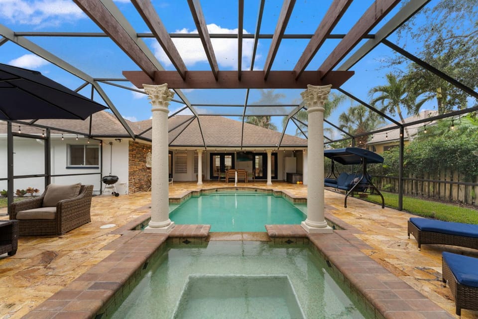 Blue Oasis, The Perfect Getaway with Heated Pool House in North Naples