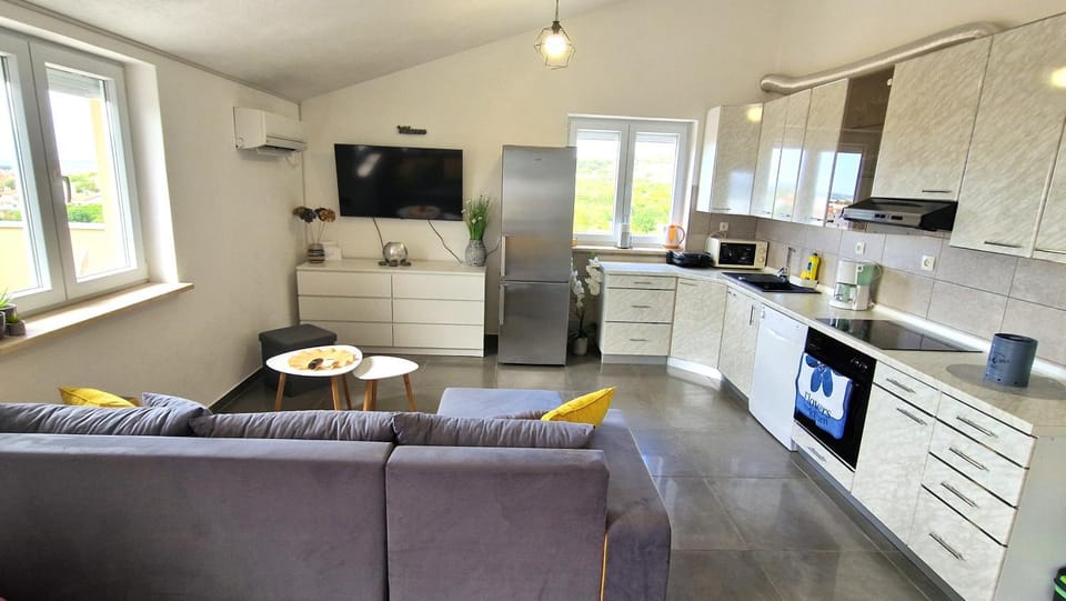 TV and multimedia, Kitchen or kitchenette, Seating area, microwave, oven, stove