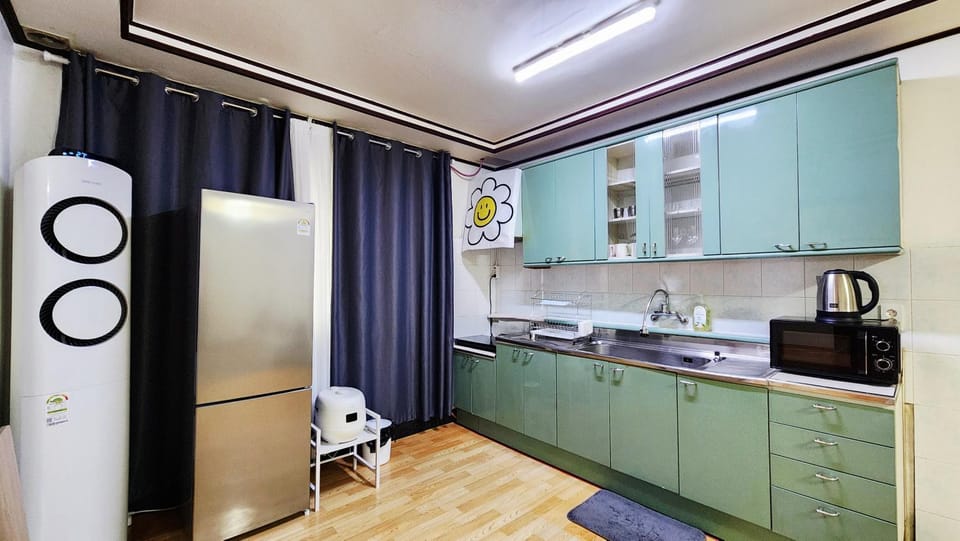 Kitchen or kitchenette, microwave, air conditioner