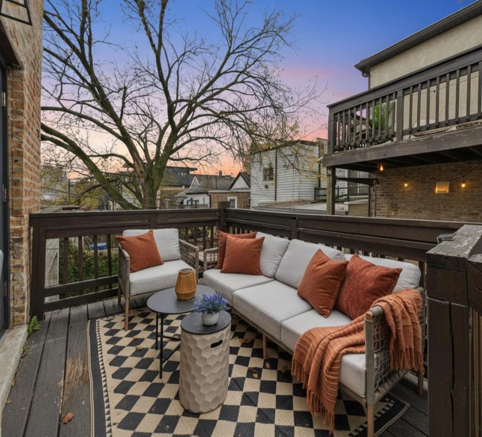 Chicago Boutique Hideaway Private Deck, Fire Pit Apartment in Chicago