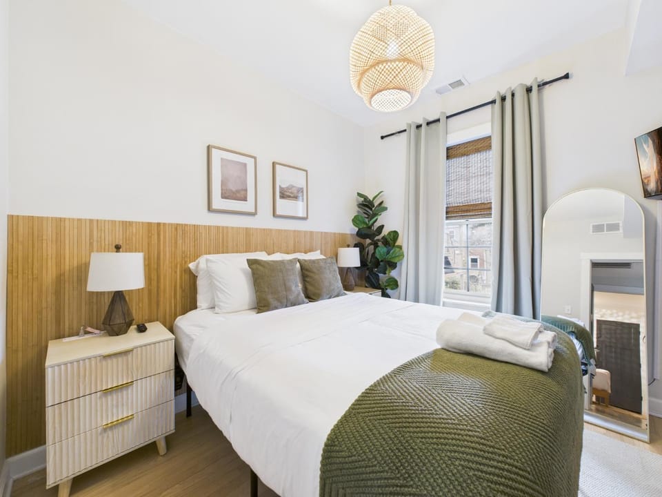 Chicago Boutique Hideaway Private Deck, Fire Pit Apartment in Chicago